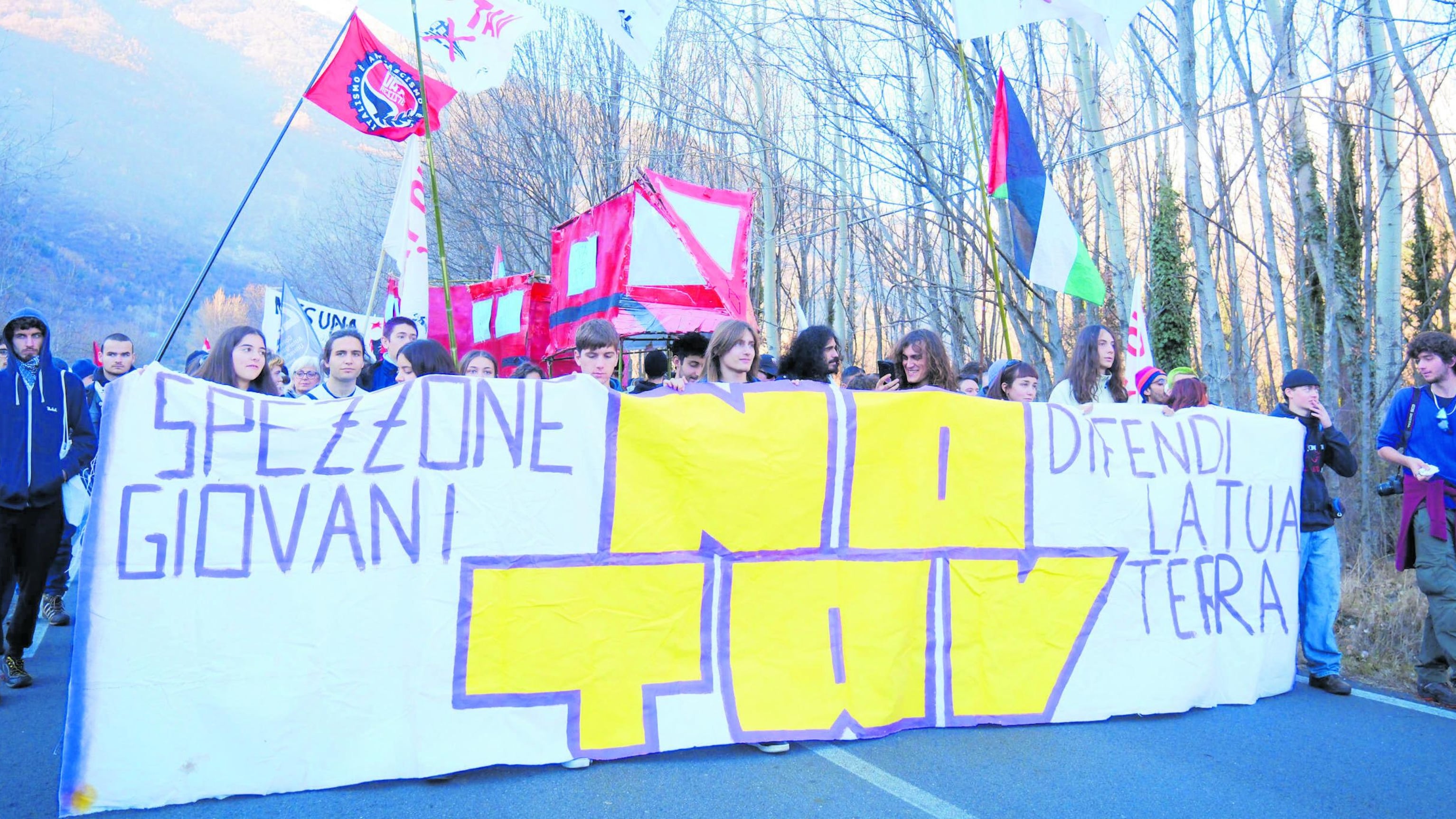 Agente ferito, la firma di Askatasuna