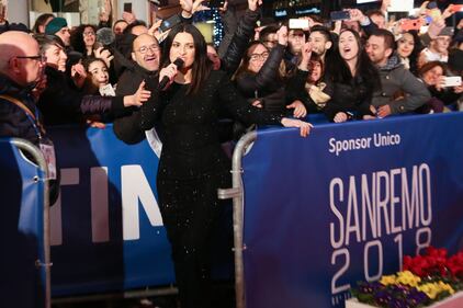 Laura Pausini canta con i fan fuori dall'Ariston 9