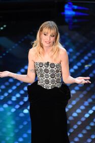 Sanremo 2017, gli outfit sexy della seconda serata 43