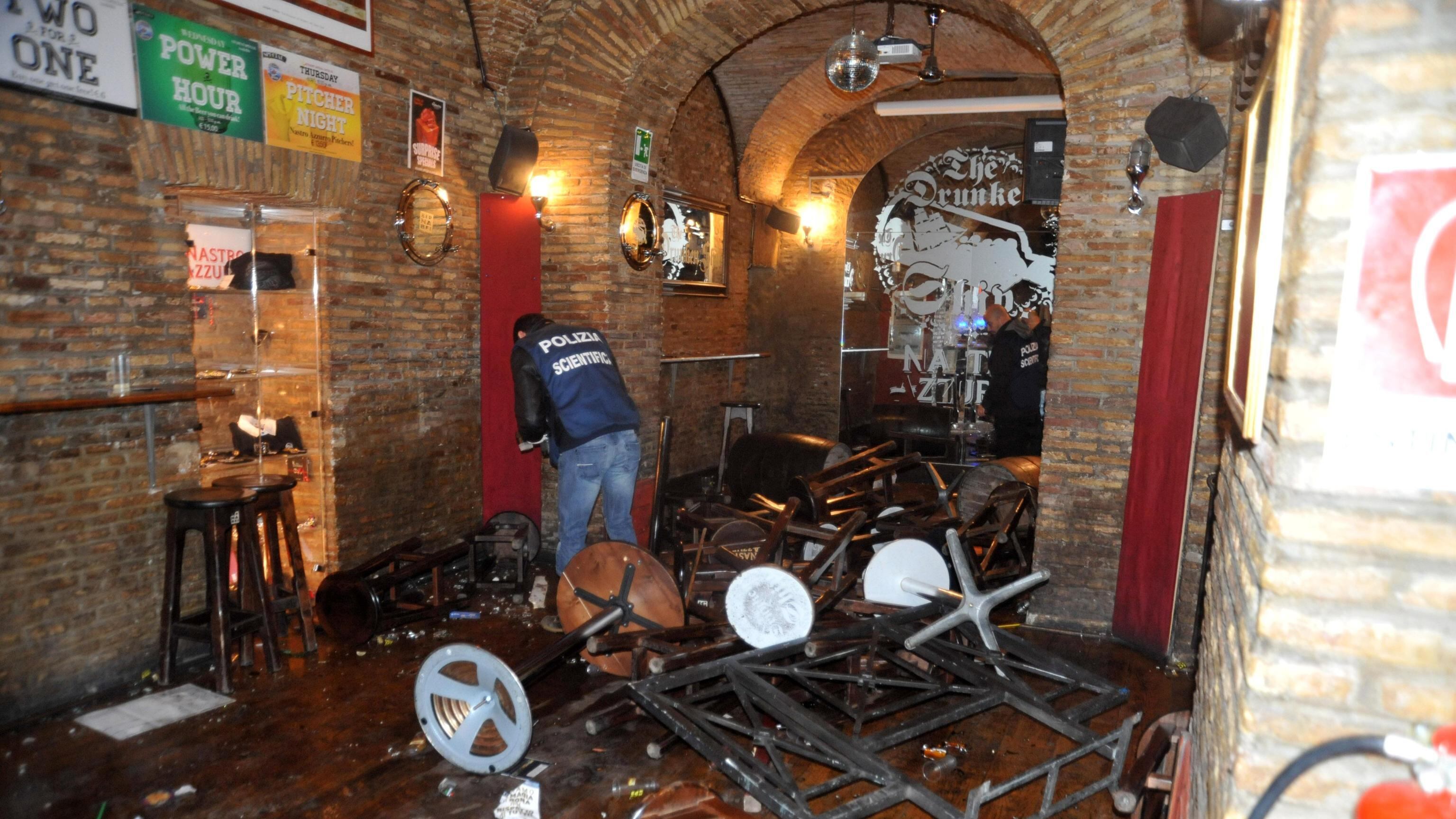 Roma, tifosi del Tottenham aggrediti in un pub: dieci feriti