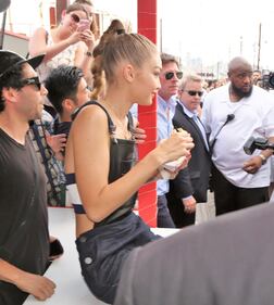 Gigi Hadid a seno nudo per Fendi 42