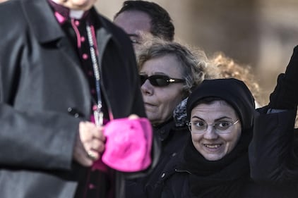 Suor Cristina regala il suo cd a Bergoglio 2