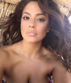 Modella curvy su Sport Illustrated 3