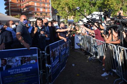 Matteo Salvini contestato a Mondragone, un ferito  14