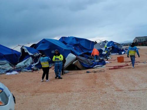 Foggia, le forti raffiche di vento distruggono la tendopoli