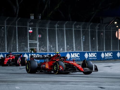 F1, a Singapore trionfa Sainz in un finale al cardiopalma. Leclerc 4°
