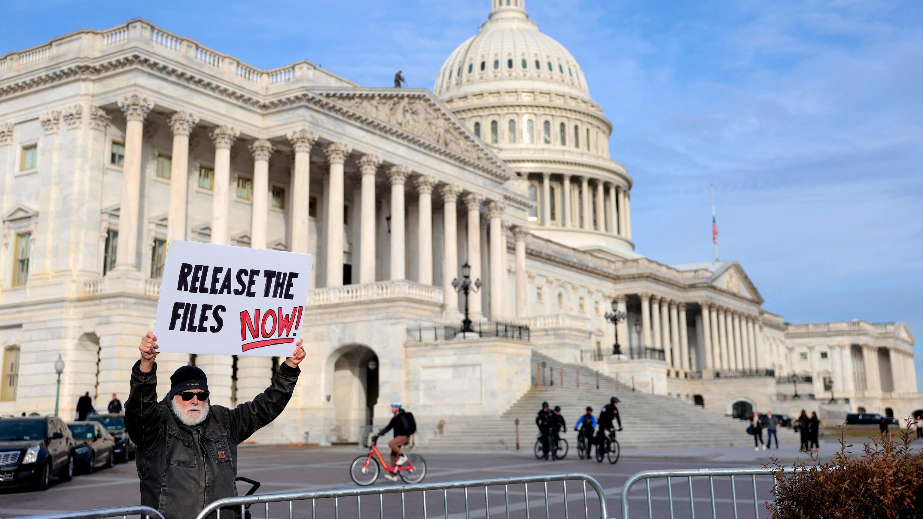 Caso Epstein, doppio sì di Camera e Senato Usa alla pubblicazione dei file: cosa succede ora