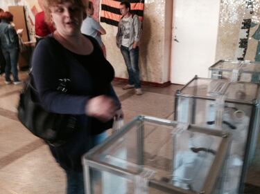 Donetsk, in fila per votare 3