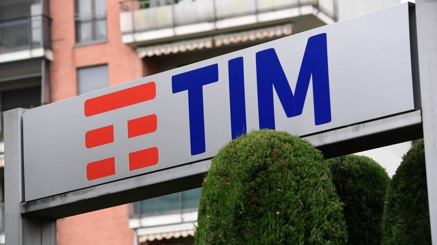 «Tim venderà la rete a Kkr la decisione è ormai presa»
