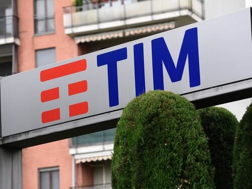 «Tim venderà la rete a Kkr la decisione è ormai presa»