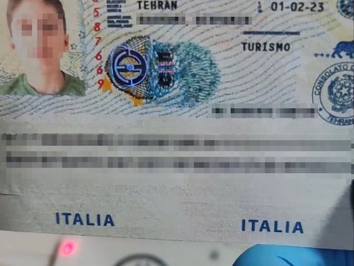 Documenti falsificati e truffe: cosa c'è dietro il business dell'immigrazione