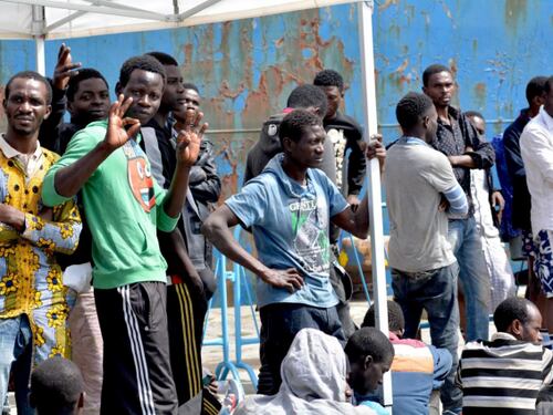 Migranti, Salvini taglia i fondi: "In Italia 35 euro, 25 in Francia"