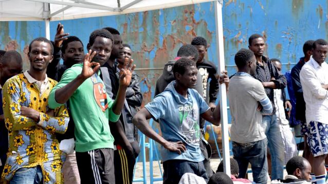 Migranti, Salvini taglia i fondi: "In Italia 35 euro, 25 in Francia"