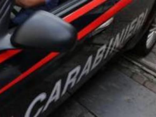L'inutile fuga sui tetti per sfuggire alla cattura dei carabinieri: preso rapinatore