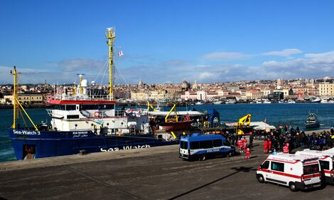 Sea Watch, i migranti arrivano a Catania 4