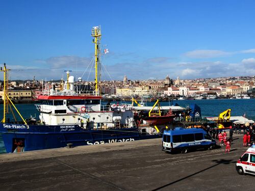 Sea Watch, aperta un'inchiesta sullo sbarco dei migranti