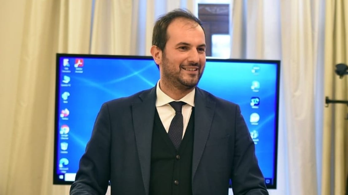 Il dem chiuso in una stanza al buio e il voto in chiesa: le folli primarie Pd
