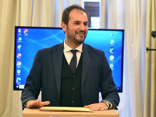 Il dem chiuso in una stanza al buio e il voto in chiesa: le folli primarie Pd
