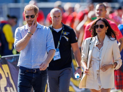 Harry e Meghan trasferiscono i figli in un’altra scuola per problemi di sicurezza. E il Governo riapre alla scorta