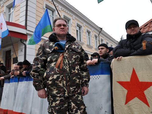 Manifestanti e soldati a Simferopoli