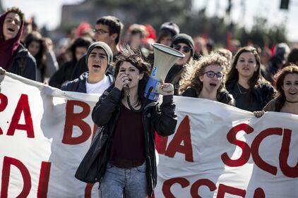 Milano, scontri tra i manifestanti e le forze dell'ordine 3