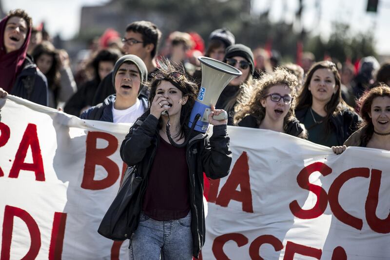Milano, scontri tra i manifestanti e le forze dell'ordine 3