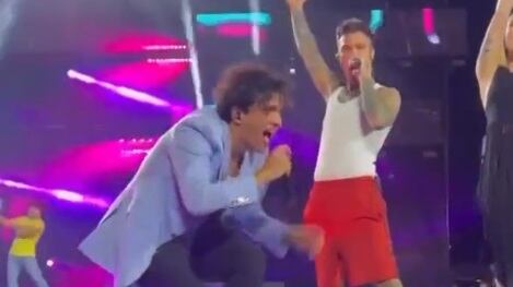 Fedez, la caduta e il piede fasciato. Cosa è successo a Tananai