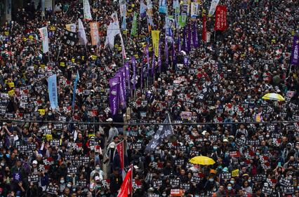 Hong Kong, scontri e violenze nella marcia di Capodanno 2
