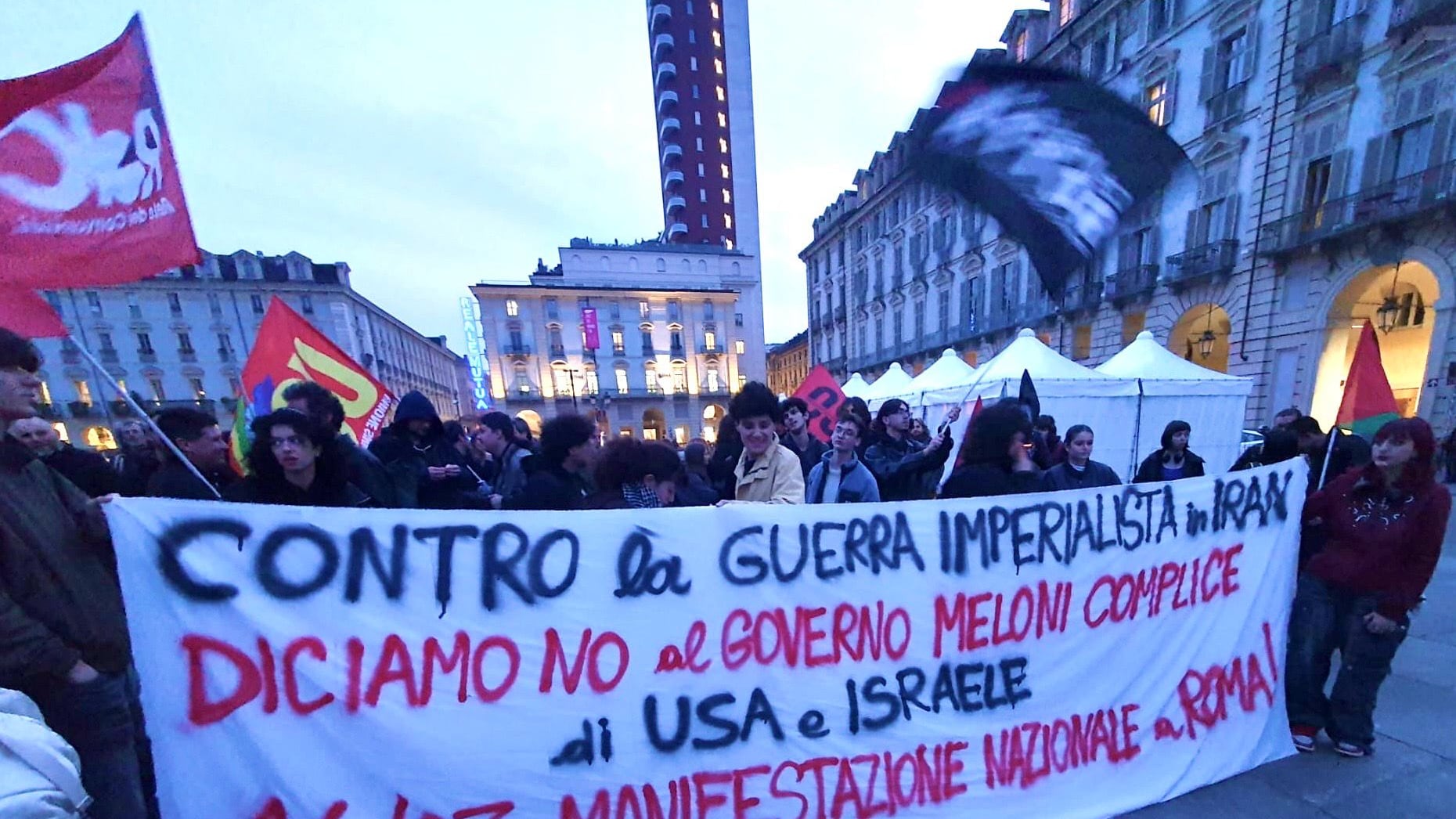 Torino, gli iraniani contestano la sinistra: "Grazie Trump! Chiediamo aiuto militare come l'Italia nel 43"