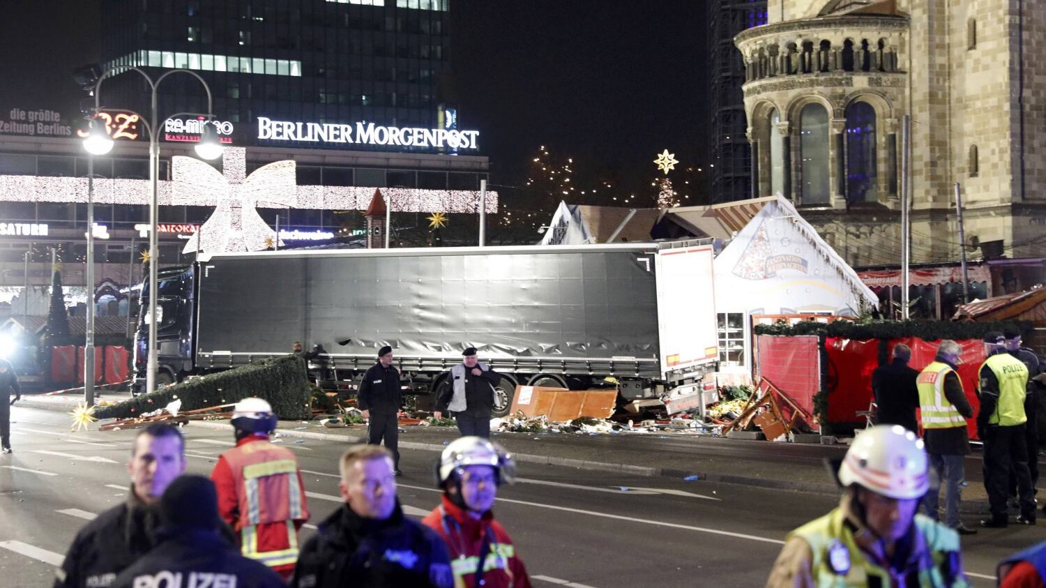 Berlino, si cerca un tunisino: trovati i suoi documenti nella cabina del tir