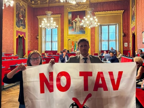 Bagarre in Consiglio comunale a Torino: spuntano cartelli sulla Tav e i 5s espongono la bandiera NoTav