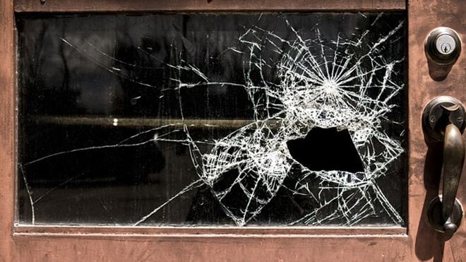 Romeno prende a pugni porte per entrare in casa, paura tra residenti