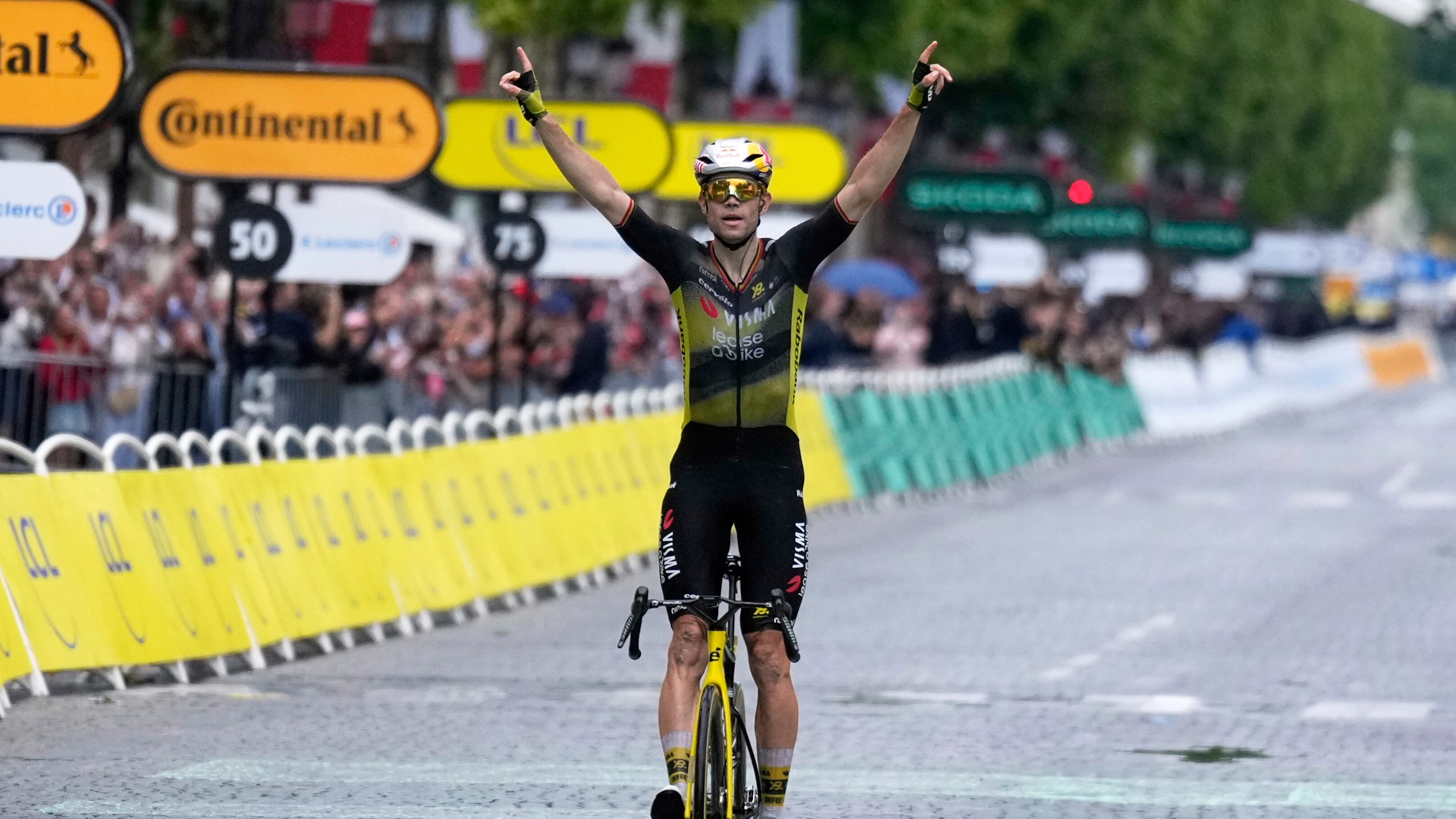 Tour de France, beffa finale per Pogacar: Van Aert lo stacca in salita e vince la tappa di Parigi