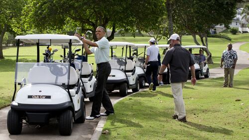Golf e "mise" a fiori. Gli Obama alle Hawaii per Natale 8