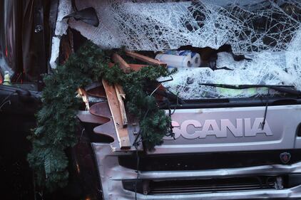 Berlino, il tir crivellato di colpi 13