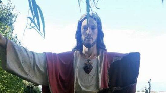 Vandalizzata la statua del Cristo: caccia ai balordi
