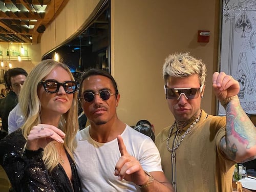 Fedez posta le foto di lui e Chiara con Salt Bae e scatena l’ironia social