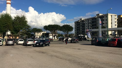 Sparatoria davanti ai bambini nel Napoletano: ferito un uomo 10