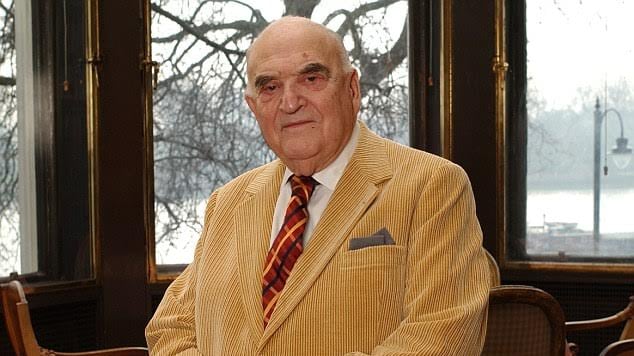 La missione dello Schindler che li salva anche con l'aereo