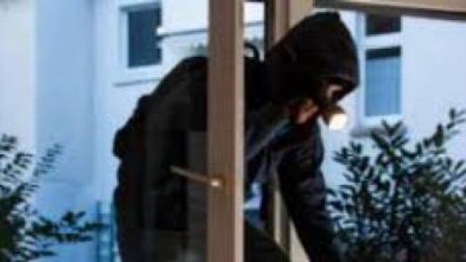 I ladri restituiscono alla vittima la catenina della figlia morta