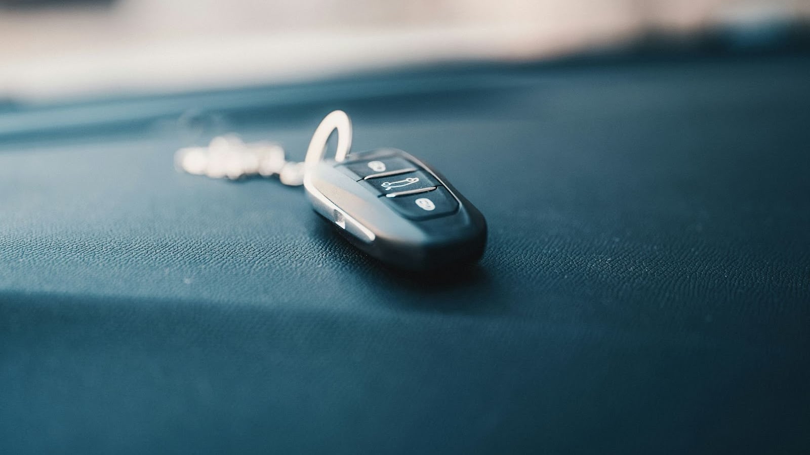 Malviventi hi-tech, i ladri d'auto si evolvono: come contrastarli col trucco della carta stagnola