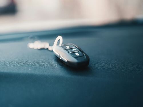 Malviventi hi-tech, i ladri d'auto si evolvono: come contrastarli col trucco della carta stagnola