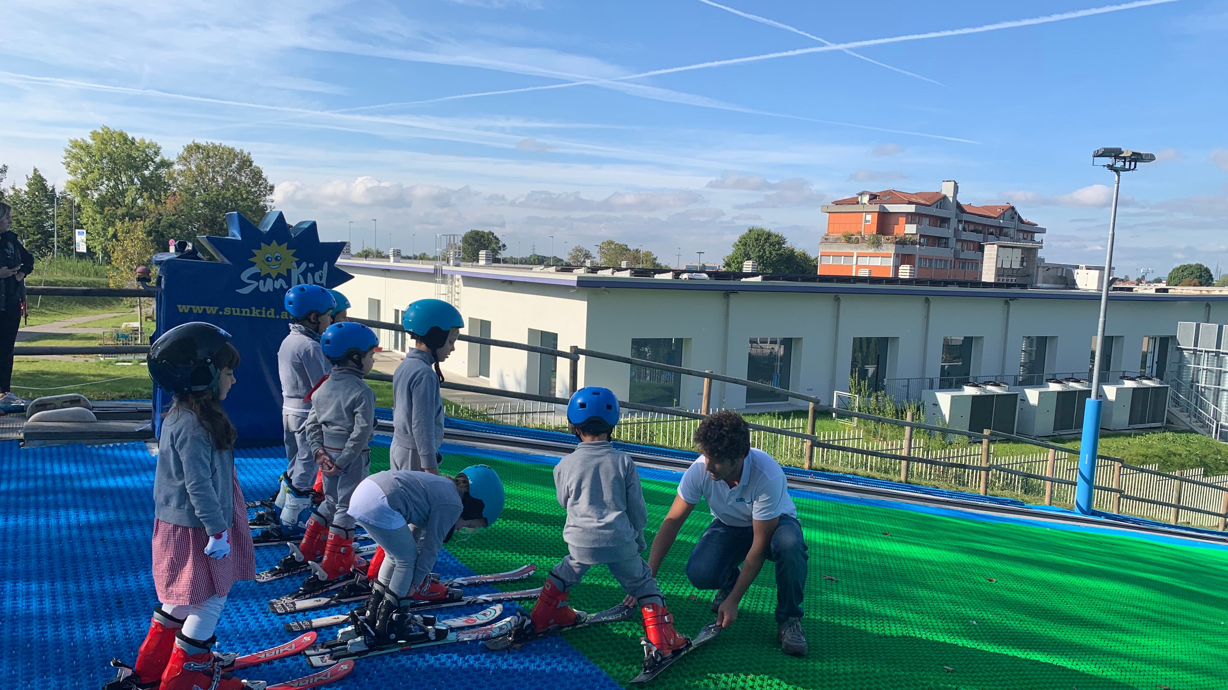 La scuola dove si scia nell'ora di ginnastica. Anche in estate