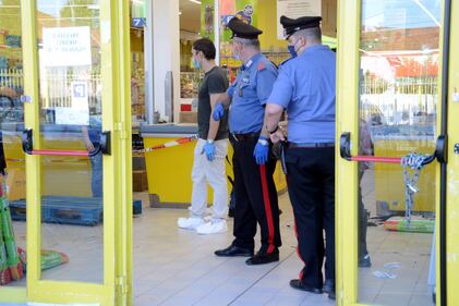 Sparatoria in un supermercato a Cormano: ferita una bambina e un vigilante 7