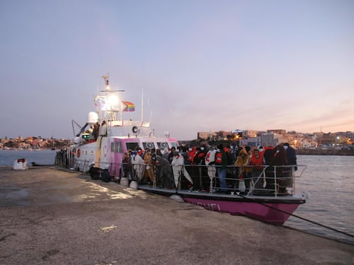 Migranti choc: siamo al collasso, Trump arrestato e Putin: quindi, oggi...