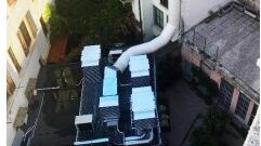 "Orrore e puzza di pollo". L'ecomostro in via Sarpi