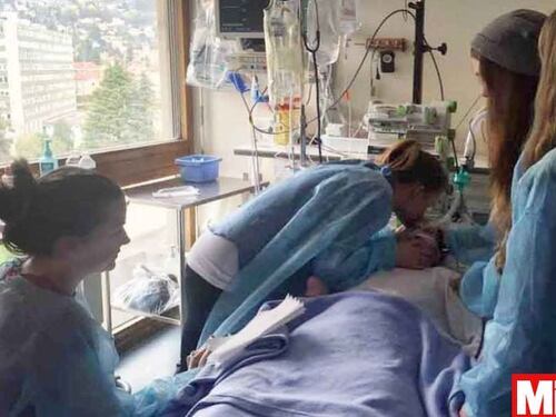 L'addio di questa mamma alla figlia in coma ha commosso tutto il mondo
