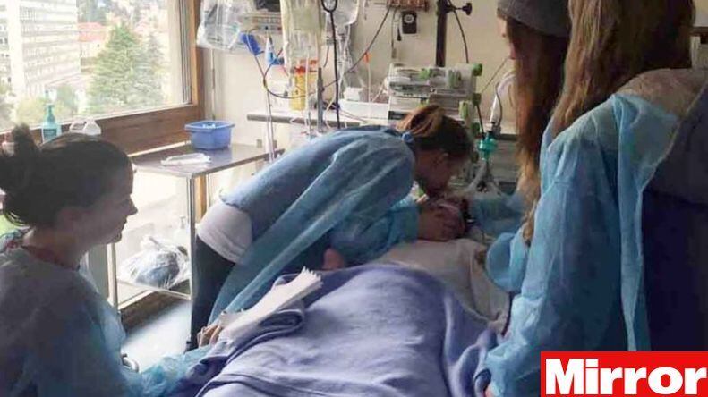L'addio di questa mamma alla figlia in coma ha commosso tutto il mondo