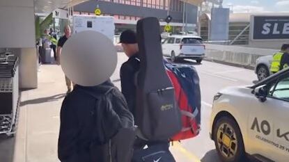 McEnroe scaccia via un fan troppo invadente all’aeroporto. Ecco cosa è successo