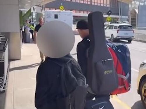 McEnroe scaccia via un fan troppo invadente all’aeroporto. Ecco cosa è successo